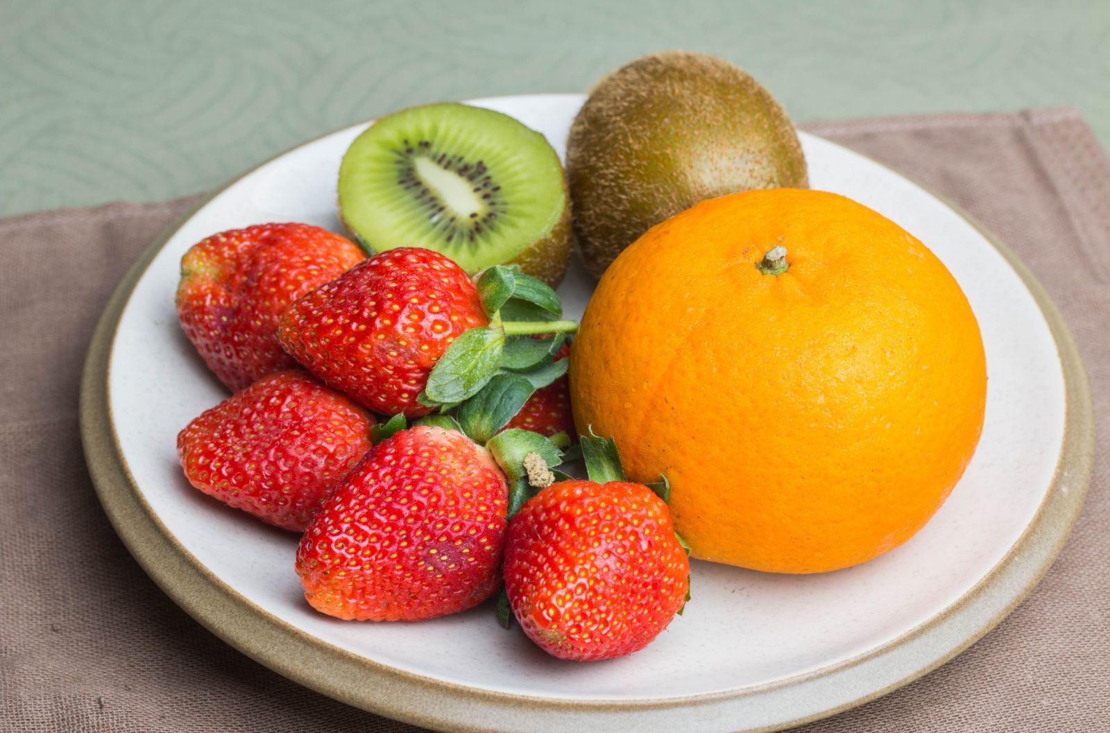 Trái cây giàu vitamin C giúp tổng hợp collagen