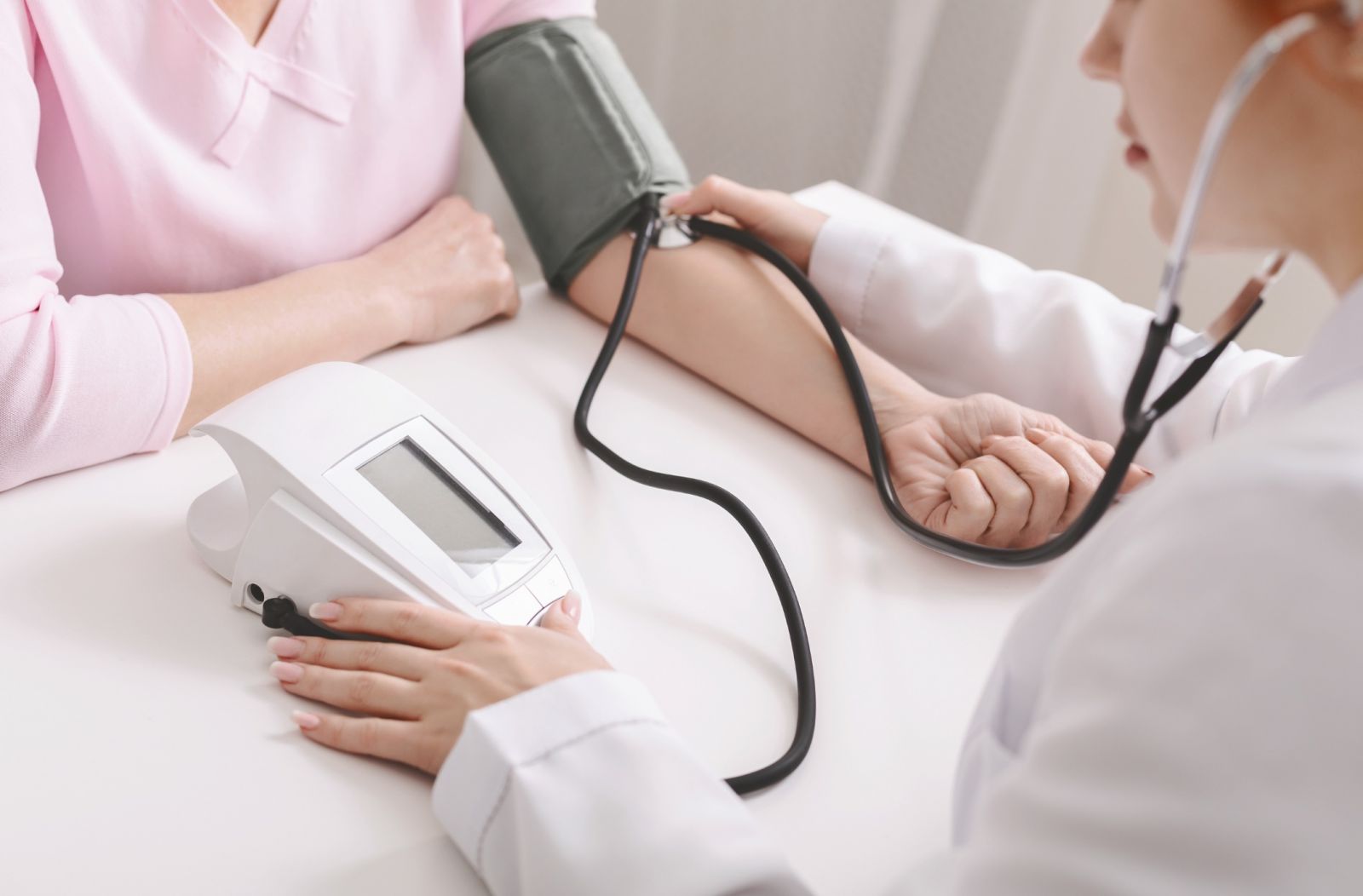 Sự thay đổi nội tiết và trọng lượng cơ thể trong thời kỳ tiền mãn kinh và mãn kinh có thể làm tăng nguy cơ huyết áp cao ở phụ nữ