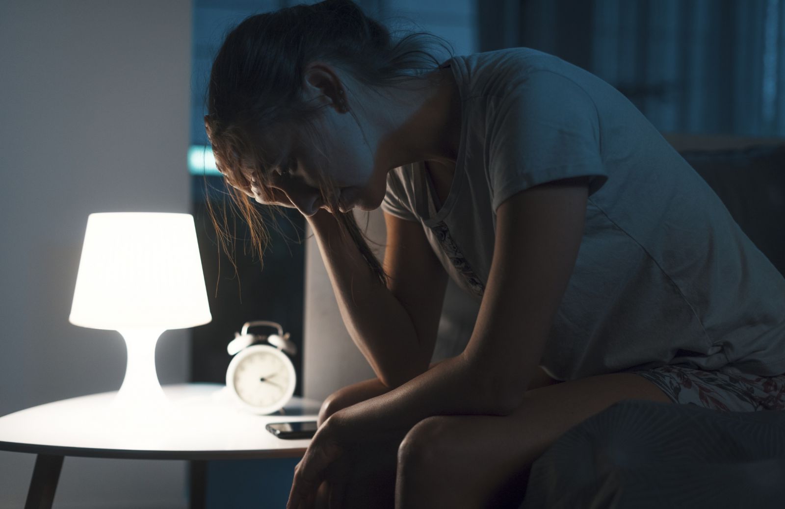 Phụ nữ tỉnh giấc lúc 4 đến 5 giờ sáng và cảm thấy mệt mỏi vào buổi sáng